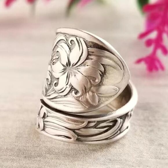 Vintage Adjustable Flower Ring – Dainty Floral Band, Retro Boho Style Jewelry - Picture 5 of 7